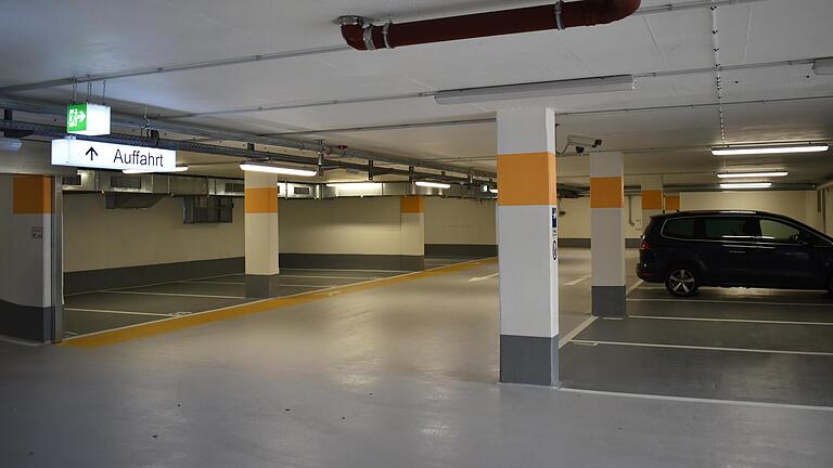 Der erste Blick in die noch fast leere, nach dem Umbau wiedereröffnete Parkgarage mit etwas breiteren Parkplätzen und neuem Farbkonzept. Der erste Blick in die noch fast leere, nach dem Umbau wiedereröffnete Parkgarage mit etwas breiteren Parkplätzen und neuem Farbkonzept. 