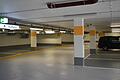 Der erste Blick in die noch fast leere, nach dem Umbau wiedereröffnete Parkgarage mit etwas breiteren Parkplätzen und neuem Farbkonzept.&nbsp;