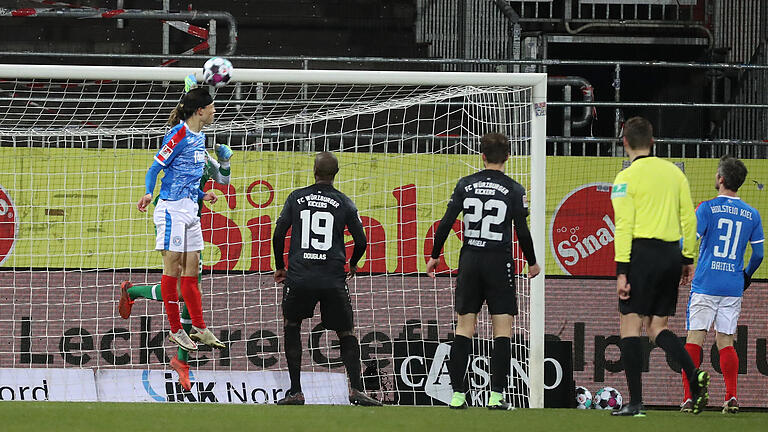 Kickers-Keeper Hendrik Bonmann (verdeckt) kommt mit der Faust vor Kiels Jae-sung Lee an den Ball. Schiedsrichter Thorben Siewer (vorne) gibt trotzdem einen Elfmeter. Der Videoschiedsrichter korrigiert diese Fehlentscheidung. Kickers-Keeper Hendrik Bonmann (verdeckt) kommt mit der Faust vor Kiels Jae-sung Lee an den Ball. Schiedsrichter Thorben Siewer (vorne) gibt trotzdem einen Elfmeter. Der Videoschiedsrichter korrigiert diese Fehlentscheidung.