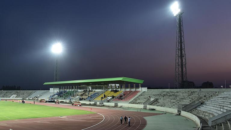 28.000 Menschen passen rein, 50 waren da: Trister Kick im stattlichen nord-zypriotischen Atatürk-Stadion. 28.000 Menschen passen rein, 50 waren da: Trister Kick im stattlichen nord-zypriotischen Atatürk-Stadion.