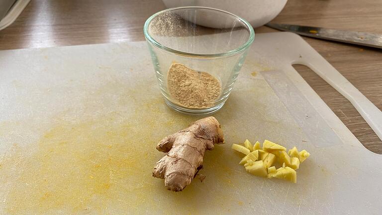 Damit die Suppe richtig gut schmeckt, gibt Monika Hegwein Ingwer zu - entweder frisch oder als Pulver. Damit die Suppe richtig gut schmeckt, gibt Monika Hegwein Ingwer zu - entweder frisch oder als Pulver.