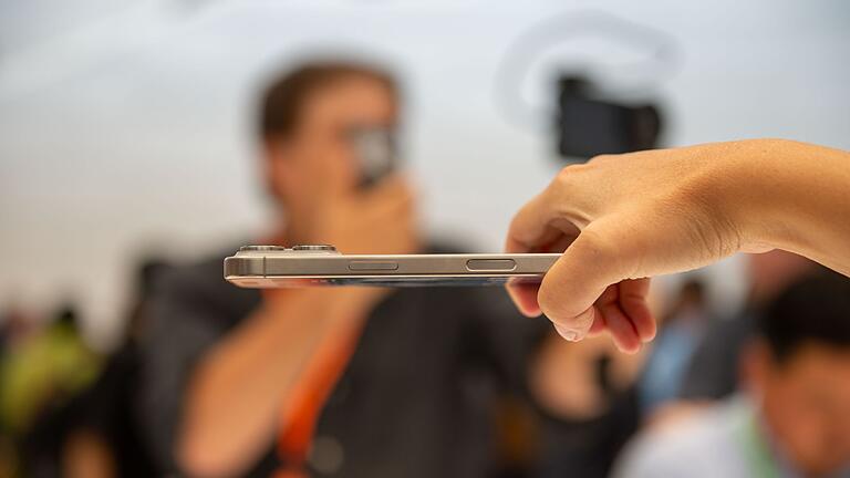 Apple Neuheiten-Event - Mit dem neuen Knopf - hier zu sehen an einem iPhone 16 Pro - kann man Fotos und Videos aufnehmen sowie andere Funktionen der Kamera wie den Zoom steuern. Apple Neuheiten-Event - Mit dem neuen Knopf - hier zu sehen an einem iPhone 16 Pro - kann man Fotos und Videos aufnehmen sowie andere Funktionen der Kamera wie den Zoom steuern.