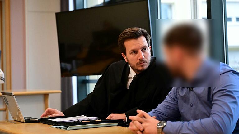 Rechtsanwalt Jörg Schwengler aus Bamberg und der Angeklagte besprechen sich. Rechtsanwalt Jörg Schwengler aus Bamberg und der Angeklagte besprechen sich.