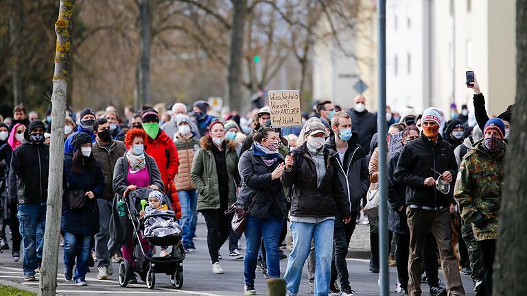 1300 Menschen hat das gerade erst gegründete Bündnis 'Schweinfurt auf die Straßen' am 27. März mobilisiert. Doch selbst zeigt man öffentlich wenig Gesicht. 1300 Menschen hat das gerade erst gegründete Bündnis 'Schweinfurt auf die Straßen' am 27. März mobilisiert. Doch selbst zeigt man öffentlich wenig Gesicht.