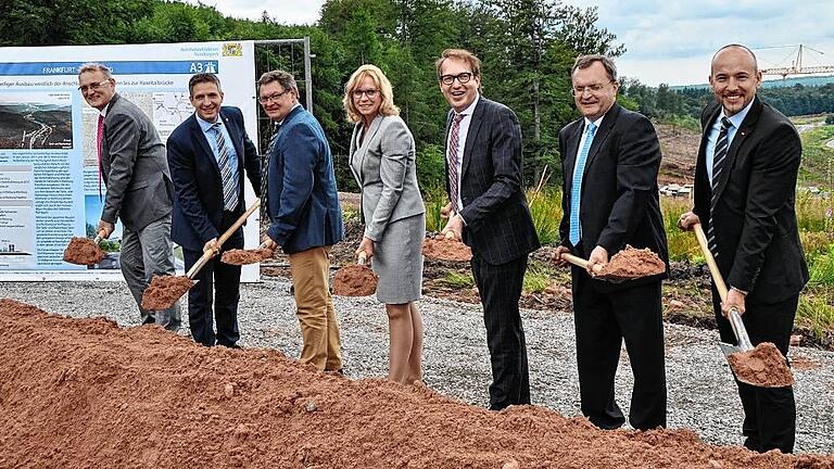 Die A 3 wächst weiter &ndash; und zwar in die Breite. Beim offiziellen Spatenstich mit Bundesverkehrsminister Alexander Dobrindt (3. von rechts) wird der Beginn des sechsstreifigen Teilausbaus der Bundesautobahn gefeiert. Konkret geht es auf der insgesamt rund 20 Kilometer langen Strecke um drei Bauabschnitte: von Rohrbrunn bis zur Haseltalbrücke, von der Haseltalbrücke bis Marktheidenfeld und von Marktheidenfeld bis zur Mainbrücke Bettingen. Bis 2019 soll der Ausbau abgeschlossen sein. Die Kosten von rund 211 Millionen Euro übernimmt der Bund als Bauträger.