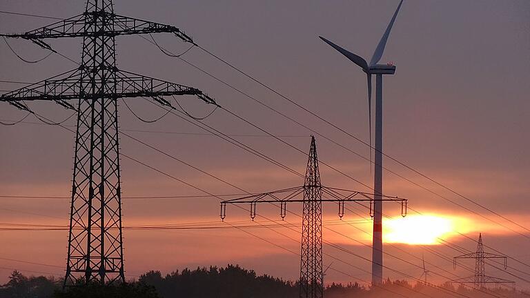Eines der Windräder im Raum Erlenbach/Remlingen, auf der Tiefenthaler Höhe, südöstlich des Erlenbacher Ortsteils. Jetzt machte das Verwaltungsgericht den Weg frei zu zwei weiteren auf dem Strickberg, nordöstlich von Tiefenthal gelegen. Archivfoto: Holger Watzka Eines der Windräder im Raum Erlenbach/Remlingen, auf der Tiefenthaler Höhe, südöstlich des Erlenbacher Ortsteils. Jetzt machte das Verwaltungsgericht den Weg frei zu zwei weiteren auf dem Strickberg, nordöstlich von Tiefenthal gelegen. Archivfoto: Holger Watzka