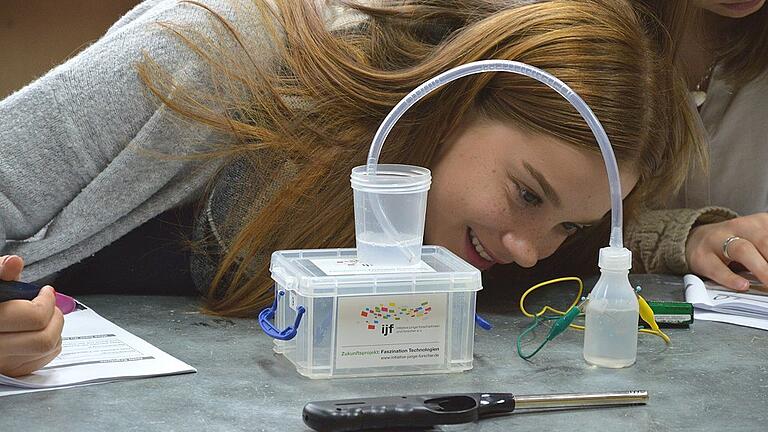 Die in Würzburg ansässige „Initiative Junge Forscherinnen und Forscher“ besucht bayernweit Schulen und will mit Experimenten die Begeisterung für Naturwissenschaft und Technik fördern. Die in Würzburg ansässige „Initiative Junge Forscherinnen und Forscher“ besucht bayernweit Schulen und will mit Experimenten die Begeisterung für Naturwissenschaft und Technik fördern.