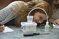 Die in Würzburg ansässige &bdquo;Initiative Junge Forscherinnen und Forscher&ldquo; besucht bayernweit Schulen und will mit Experimenten die Begeisterung für Naturwissenschaft und Technik fördern.