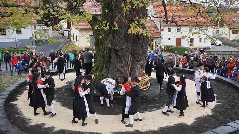 Ganz klassisch fand die Haselbacher Kirmes mit dem Tanz um die Linde statt.