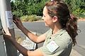 Victoria Schuler,&nbsp;Rangerin im Naturpark Spessart,&nbsp; befestigt eine der neuen Markierungen mit UTM-Koordinaten an einer Straßenlaterne.