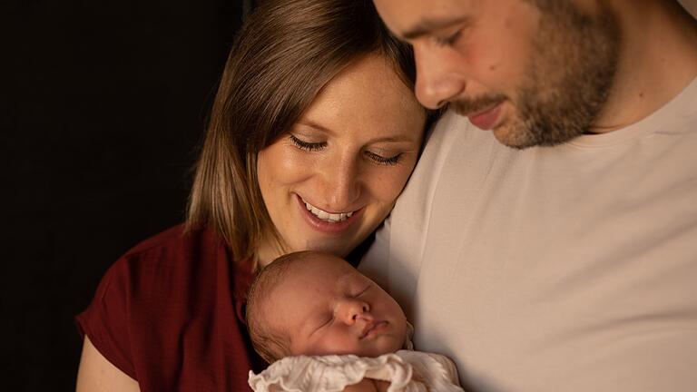 Anne und Andreas Besler halten stolz ihre Tochter Anni im Arm.