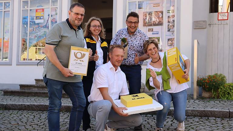 20 Jahre Postagentur in Aub (von links): Patrick Menth, Gabriele Schulz (regionale Politikbeauftragte der Deutschen Post), Michael Lunz (Vertriebsmanager der Post), den Auber Bürgermeister Roman Menth und Judith Menth.