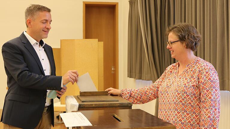 Ist zufrieden mit seinem Ergebnis: Landtagskandidat Thorsten Schwab am Sonntagmorgen an der Wahlurne im Hafenlohrer Bürgerhaus.