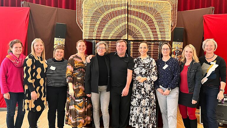 Gruppenbild mit Fachkräften der Familienstützpunkte (von links): Patricia Schweigert-Holzer, Katharina Rodriguez, Verena Häberl, Heike Hergenröther (Stadt Würzburg, Sachgebiet Jugend- und Familienarbeit) , Monika Kraft (stellvertretende Leiterin Fachbereich Jugend und Familie Stadt Würzburg), Ali Büttner (Korbtheater), Sozialreferentin Dr. Hülya Düber, Michaela Brand, Stephanie Hackstein und Birgit Zöller.