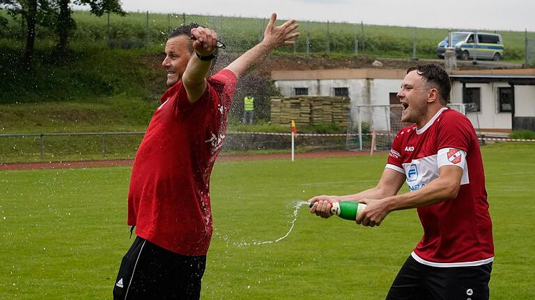 Hohenroth-Trainer Stephan Hahn (links) wird von Tobias Kaiser nass gemacht.