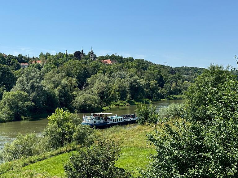 Tolle Aussichten in alle Richtungen gibt es auf der Mainbrücke zwischen Triefenstein und Lengfurt.