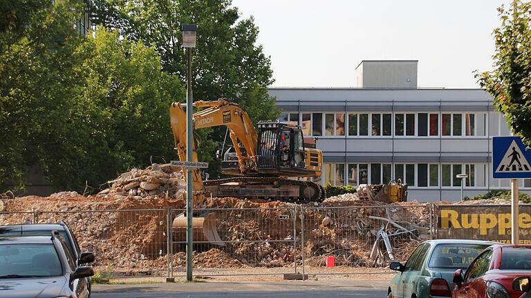 Nachher: Freie Sicht auf die Fachoberschule. Nur noch ein kleiner Schutthaufen ist von der ehemaligen Realschule übrig geblieben. Der Blick aus der Moltkestraße in Richtung Kanzler-Stürtzel–Straße ist allerdings noch ein bisschen gewöhnungsbedürftig. FOTO: Siegfried Sebelka Nachher: Freie Sicht auf die Fachoberschule. Nur noch ein kleiner Schutthaufen ist von der ehemaligen Realschule übrig geblieben. Der Blick aus der Moltkestraße in Richtung Kanzler-Stürtzel–Straße ist allerdings noch ein bisschen gewöhnungsbedürftig. FOTO: Siegfried Sebelka