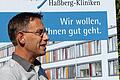 Chefarzt Dr. med Peter Range erläuterte das &bdquo;Knowhow&ldquo; dieses neuen Magnetresonanz- oder Kernspintomographen.