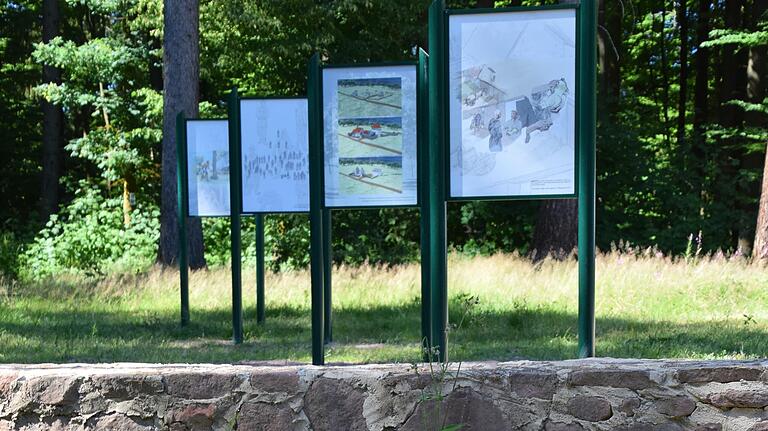 Erklärungstafeln wurden an der Ausgrabungsstätte des ehemaligen Klosters Einsiedel aufgestellt. Erklärungstafeln wurden an der Ausgrabungsstätte des ehemaligen Klosters Einsiedel aufgestellt.