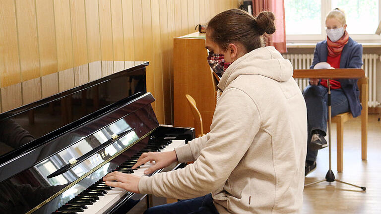 Mit Maske, Abstand und allen anderen gängigen Hygienevorschriften wurde noch im Sommer an der Musikschule unterrichtet. Hier ist Musikschüler Dennis Khraban beim Klavierunterricht mit seiner Lehrerin Monika Betzel zu sehen. Am 15. Dezember, als Präsenz-Unterricht untersagt wurde, wurde auf Online-Unterricht umgestellt.&nbsp;