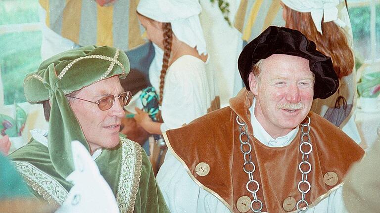 Eberhard Sinner (links),&nbsp;damals&nbsp; bayerischer Verbraucherminister, und Hans Michelbach 2002 bei der 1000-Jahr-Feier in Burgsinn.