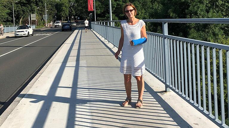 Ulrike Schneider an der Stelle auf der Maxbrücke in Schweinfurt, an der sie im Sommer 2019 gestürzt war. Sie sucht nun im Zuge eines Rechtsstreits mit der Stadt Zeugen.