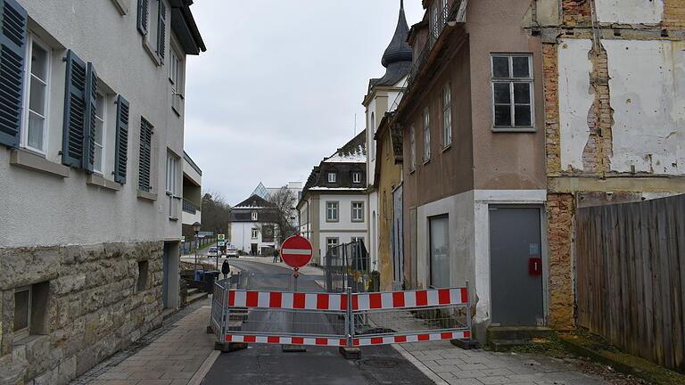 Für die Bewohnerinnen und Bewohner ist in Richtung Schlosshotel aktuell kein Durchkommen mehr möglich. Für sie wurde die Schranke in Richtung Herschfeld geöffnet.&nbsp;