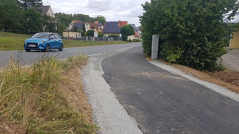 Blick auf den Ortseingang von Oberwittighausen: Radfahrerinnen und Radfahrer müssen dank des neuen Radweg-Abschnitts nicht mehr auf die L 511 ausweichen.