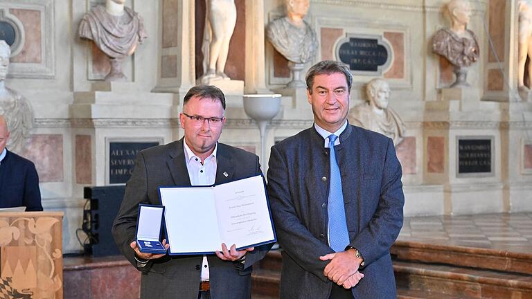 Jörg Welzenbach aus Gemünden hat von Bayerns Ministerpräsident Markus Söder im September die Bayerische Rettungsmedaille verliehen bekommen.