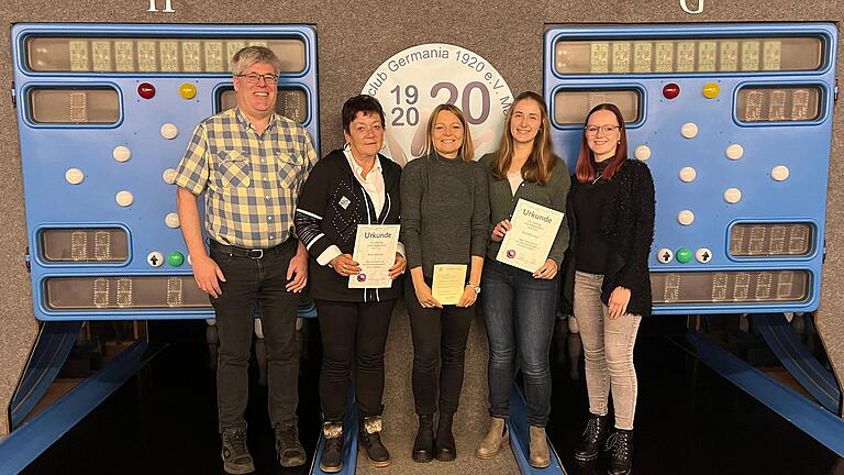 Karsten Schober (2. Vorsitzender), Anita Werner (40 Jahre Mitglied), Julia Weiß (25 Jahre aktiv im BSKV), Michelle Haaf (25 Jahre Mitglied), Isabel Degen (1. Vorsitzende). Karsten Schober (2. Vorsitzender), Anita Werner (40 Jahre Mitglied), Julia Weiß (25 Jahre aktiv im BSKV), Michelle Haaf (25 Jahre Mitglied), Isabel Degen (1. Vorsitzende).