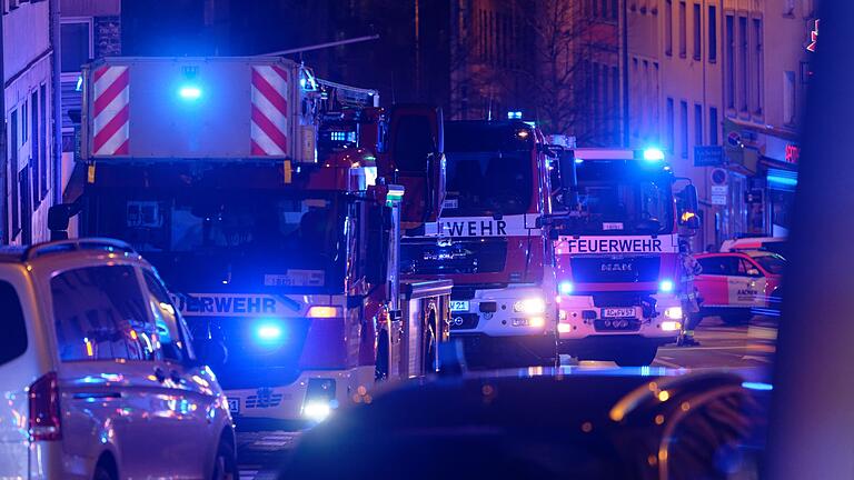 Feuer in Aachener Klinik       -  Nach einem Brand und einer Bedrohungslage zuckten stundenlang die Blaulichter der Einsatzfahrzeuge vor einer Klinik in Aachen. Nun hat vor dem Landgericht der Prozess gegen die mutmaßliche Täterin begonnen. (Archivbild)