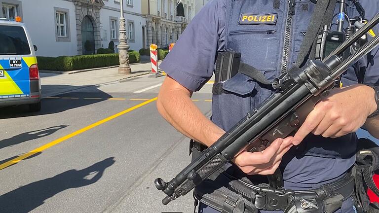 Tödlicher Schusswaffengebrauch der Polizei - In München tötete die Polizei einen 18-Jährigen, der auf das israelische Generalkonsulat und das NS-Dokumentationszentrum geschossen hatte. (Archivbild) Tödlicher Schusswaffengebrauch der Polizei - In München tötete die Polizei einen 18-Jährigen, der auf das israelische Generalkonsulat und das NS-Dokumentationszentrum geschossen hatte. (Archivbild)