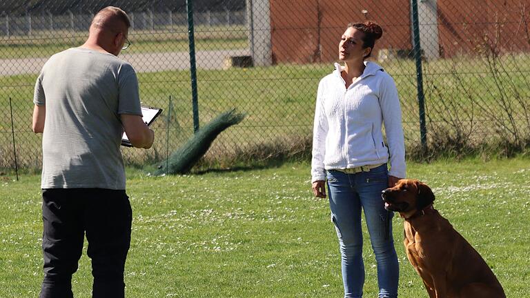 Leistungsrichter Michael Nachtigall bei der Bewertung mit Hanna Simmling und ihrem Hund Letty. Leistungsrichter Michael Nachtigall bei der Bewertung mit Hanna Simmling und ihrem Hund Letty.