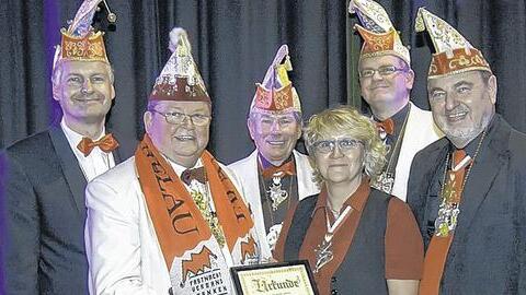 Till von Franken für Doris Paul - (hgö) Der Till von Franken ist die höchste Auszeichnung, die der Fastnachts-Verband-Franken (FVF) vergibt, weshalb jährlich auch nur ein Mitglied einer zum Verband gehörenden Gesellschaft ausgezeichnet wird. Voraussetzung dafür ist ein langjähriges Engagement und voller Einsatz für die Fastnacht, beides kann Doris Paul von der Schwarzen 11 vorweisen. Zur Verleihung kam neben Kurt Baumeister, Bezirkspräsident für Unterfranken, auch Bernhard Schlereth, Präsident des fränkischen Verbands. Und weil sich Doris Paul bereits in der Vorbereitung für ihren Auftritt in der Bütt befand, mussten die Herren auch etwas warten, bis die Aufgerufene auf der Bühne stand. Doris Paul stand von 1997 bis 2006 aktiv mit den schon fast legendären Eintagsfliegen auf der Bühne, dazu agiert sie seit 1990 bis heute als Solistin in der Bütt. Als mitentscheidend für ihre Auszeichnung nannte Baumeister auch die Tatsache, dass ihre gesamte Familie bei der Schwarzen 11 schon seit Jahren aktiv ist. Ehemann Mathias ist Gesellschafts-Vizepräsident, zwei Kinder wirken in der Turn- und Tanzgruppe mit und Sohn Jonas feiert alljährlich Erfolge in der Bütt. Von links: Mathias Paul, Kurt Baumeister, Georg Hümpfer (Schwarze-11-Präsident), Doris Paul, Ludi Paul (Sitzungspräsident), Bernhard Schlereth (FVF-Präsident). Till von Franken für Doris Paul - (hgö) Der Till von Franken ist die höchste Auszeichnung, die der Fastnachts-Verband-Franken (FVF) vergibt, weshalb jährlich auch nur ein Mitglied einer zum Verband gehörenden Gesellschaft ausgezeichnet wird. Voraussetzung dafür ist ein langjähriges Engagement und voller Einsatz für die Fastnacht, beides kann Doris Paul von der Schwarzen 11 vorweisen. Zur Verleihung kam neben Kurt Baumeister, Bezirkspräsident für Unterfranken, auch Bernhard Schlereth, Präsident des fränkischen Verbands. Und weil sich Doris Paul bereits in der Vorbereitung für ihren Auftritt in der Bütt befand, mussten die Herren auch etwas warten, bis die Aufgerufene auf der Bühne stand. Doris Paul stand von 1997 bis 2006 aktiv mit den schon fast legendären Eintagsfliegen auf der Bühne, dazu agiert sie seit 1990 bis heute als Solistin in der Bütt. Als mitentscheidend für ihre Auszeichnung nannte Baumeister auch die Tatsache, dass ihre gesamte Familie bei der Schwarzen 11 schon seit Jahren aktiv ist. Ehemann Mathias ist Gesellschafts-Vizepräsident, zwei Kinder wirken in der Turn- und Tanzgruppe mit und Sohn Jonas feiert alljährlich Erfolge in der Bütt. Von links: Mathias Paul, Kurt Baumeister, Georg Hümpfer (Schwarze-11-Präsident), Doris Paul, Ludi Paul (Sitzungspräsident), Bernhard Schlereth (FVF-Präsident).