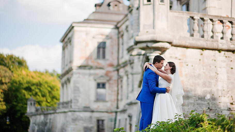 Schlosshochzeit       -  Mit einer Heirat auf dem Schloss wird der Wunsch nach einer Märchenhochzeit wahr.