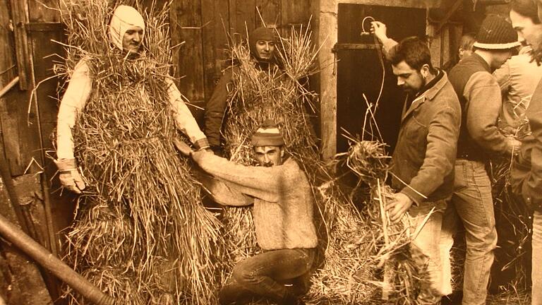 Auch in Karbach (Lkr. Main-Spessart) waren zu Fasching Strohbären unterwegs.