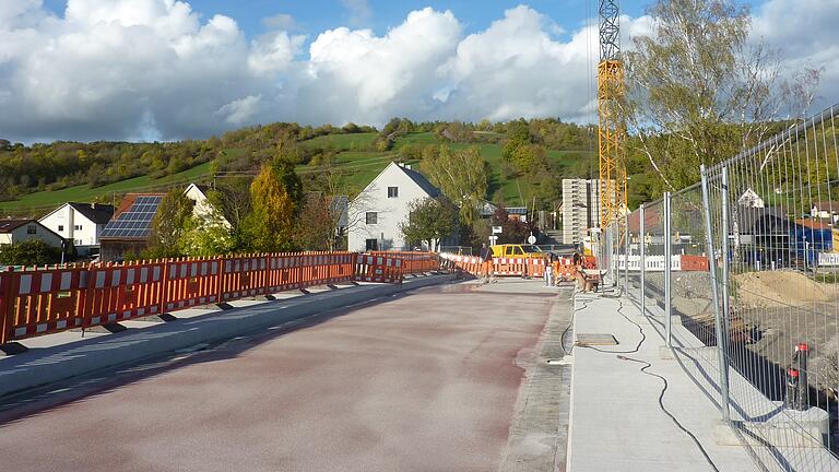 Arbeiten an der Tauberbrücke in Elpersheim: Für die Asphalt- und Verlegearbeiten der Versorgungsleitungen werden die an die Tauberbrücke in Elpersheim anschließenden Kreuzungsbereiche voll gesperrt.