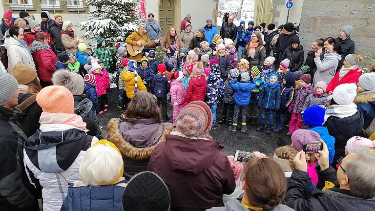 Bischofsheimer Adventsmarkt im Rentamt: Die Kindergartenkinder vom St. Lioba-Verein sangen Weihnachtslieder.