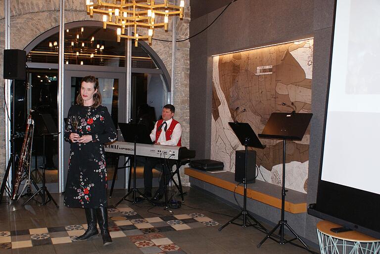 Mit dem 'Schwips-Lied' aus 'Eine Nacht in Venedig' unterhielten Sängerin Jennifer Wittmann-Müller und Martin Karl am Klavier. Mit dem 'Schwips-Lied' aus 'Eine Nacht in Venedig' unterhielten Sängerin Jennifer Wittmann-Müller und Martin Karl am Klavier.