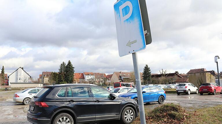 Parken in Kitzingen: Der städtische Parkplatz am Bleichwasen wartet schon seit Jahren auf die Sanierung.