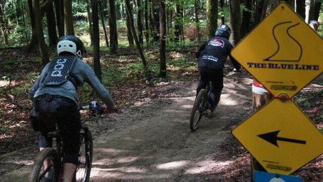 Mit dem Dirt Bike ging es im Bikepark Osternohe über Stock und Stein.