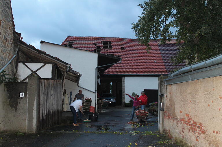 Schwere Schäden an Gebäuden und Fahrzeugen gibt es nach einer Windhose in Herlheim, die am Freitagabend über Teile des Dorfs zog. Die Anwohner begannen danach gleich mit den Aufräumarbeiten. Schwere Schäden an Gebäuden und Fahrzeugen gibt es nach einer Windhose in Herlheim, die am Freitagabend über Teile des Dorfs zog. Die Anwohner begannen danach gleich mit den Aufräumarbeiten.