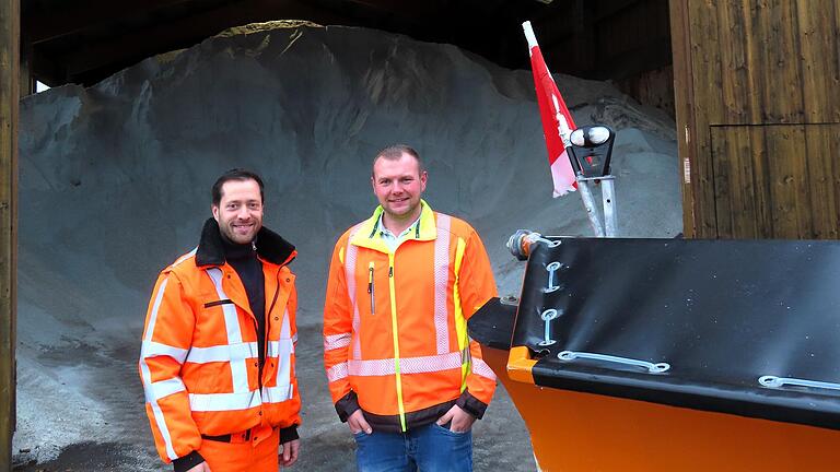 Bis unter die Decke ist die Salzhalle im Kreisbauhof in Niederwerrn gefüllt. Winterdienstler Bernd Seufert (links) und der Leiter des Kreisbauhofs Maurice-Riccardo Schmitt setzten auf eine 'bestens qualifizierte und hoch motivierte Mannschaft'.