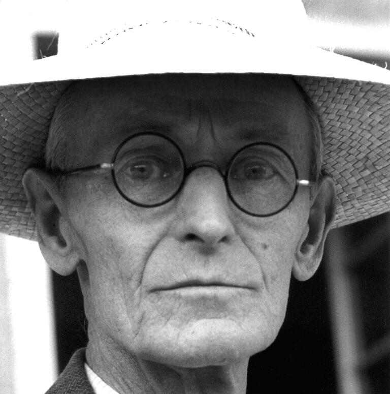 Undatierte Aufnahme des deutschen Schriftstellers Hermann Hesse (1877-1962). Undatierte Aufnahme des deutschen Schriftstellers Hermann Hesse (1877-1962). 