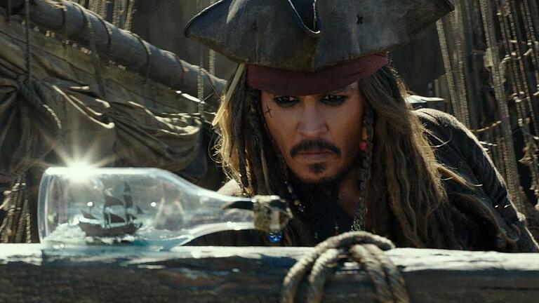 Kinostart - 'Pirates of the Caribbean 5: Salazars Rache'       -  Denkt man &bdquo;Pirat&ldquo;, denkt man &bdquo;Johnny Depp&ldquo; &ndash; der hier als Jack Sparrow traurig sein eingedampftes Segelschiff betrachtet.