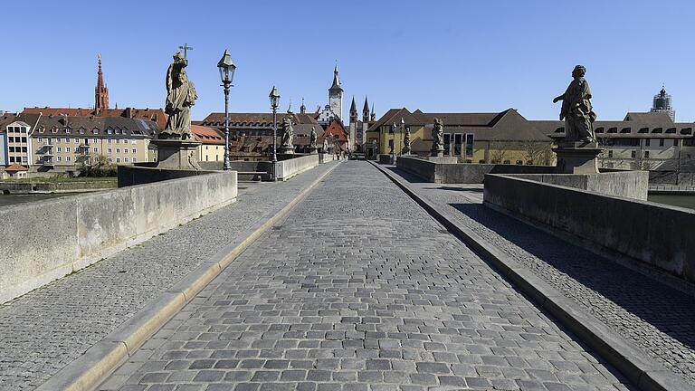 Blick auf die fast menschenleere Alte Mainbrücke in Würzburg. Die Ausgangsbeschränkung kommt gerade zum richtigen Zeitpunkt, sagt der Würzburger Virologe Lars Dölken.