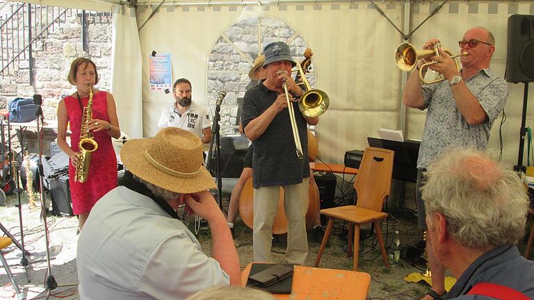 „Jazzen was das Zeug hält“ - gern auch mit Neueinsteigern in einer „Jam-Session“ verspricht das Jazzfest auf der Trimburg. - „Jazzen was das Zeug hält“ - gern auch mit Neueinsteigern in einer „Jam-Session“ verspricht das Jazzfest auf der Trimburg. „Jazzen was das Zeug hält“ - gern auch mit Neueinsteigern in einer „Jam-Session“ verspricht das Jazzfest auf der Trimburg. - „Jazzen was das Zeug hält“ - gern auch mit Neueinsteigern in einer „Jam-Session“ verspricht das Jazzfest auf der Trimburg.