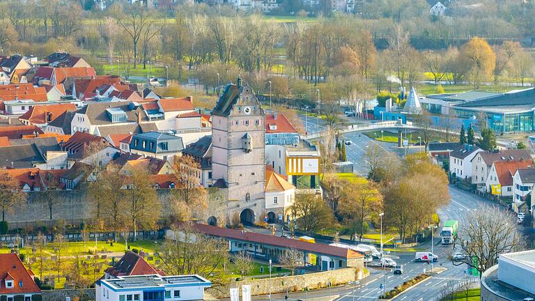 Eine Kreuzung, die Fußgängern nicht viel Freude bereitet: Wer bei Dämmerung zwischen Hohentor und Feuerwehr die Mühlbacher Straße überquert, sollte sicherheitshalber die Autos im Blick haben, findet eine Bürgerin.&nbsp;