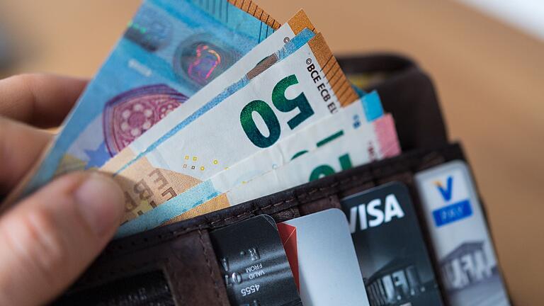 Bargeld, Sparkassen- und Visa-Karte in einem Geldbeutel.jpeg       -  Antrag / Geld Symbolfoto