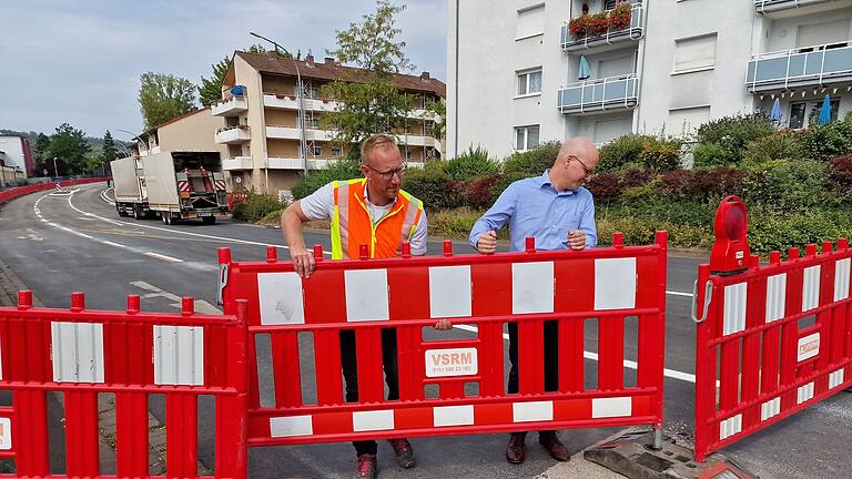 Oberbürgermeister Dirk Vogel  (rechts) und Bauleiter Marcel Zimmermann (links) möchten die Straße am liebsten sofort freigeben. Montag ist es dann soweit und die Vollsperrung wird aufgehoben.       -  Oberbürgermeister Dirk Vogel  (rechts) und Bauleiter Marcel Zimmermann (links) möchten die Straße am liebsten sofort freigeben. Montag ist es dann soweit und die Vollsperrung wird aufgehoben.